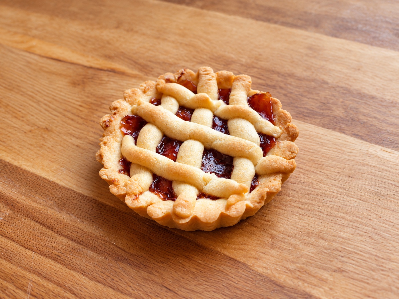Malá ovocná crostatina na dřevěném stole