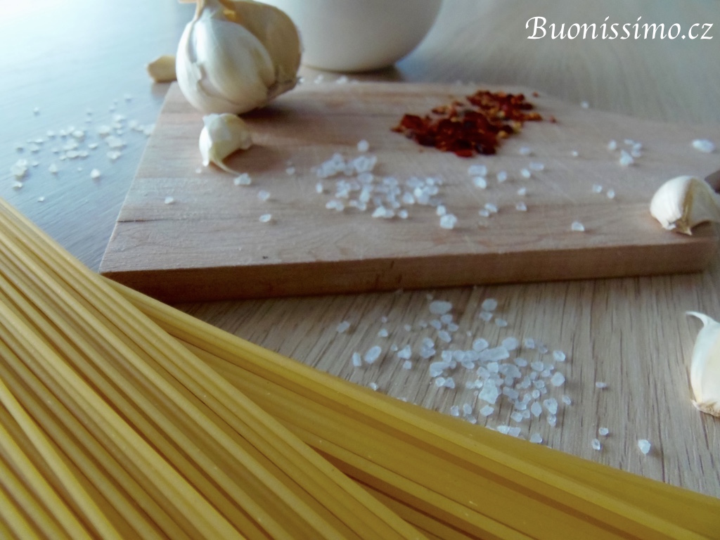 Špagety aglio olio peperoncino