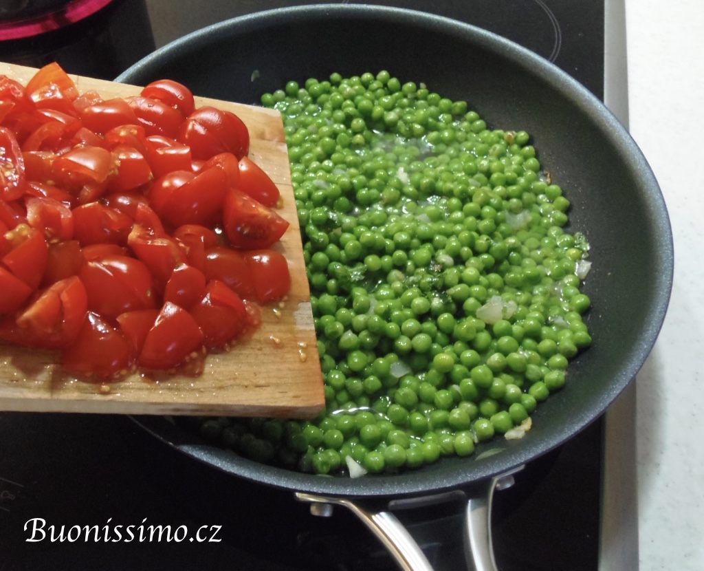 Paccheri s hráškem a rajčaty