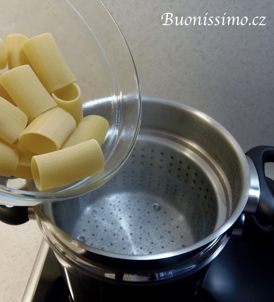 Paccheri s hráškem a rajčaty