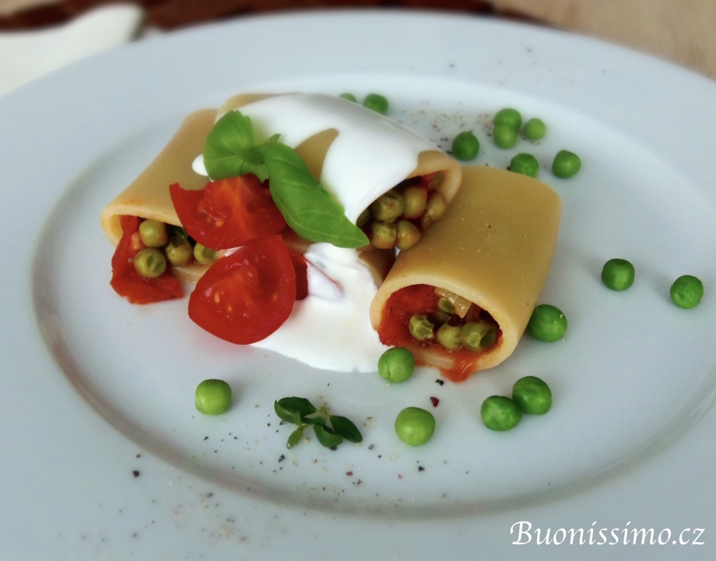 Paccheri s hráškem a rajčaty