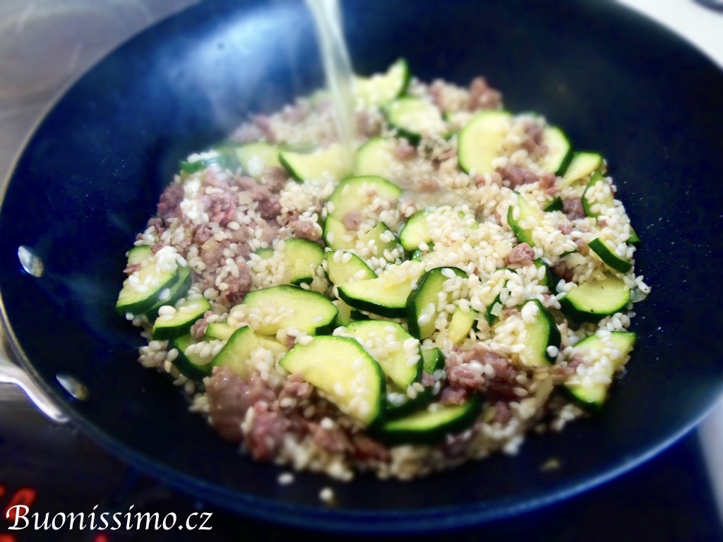 Rizoto s cuketou a salsicciou