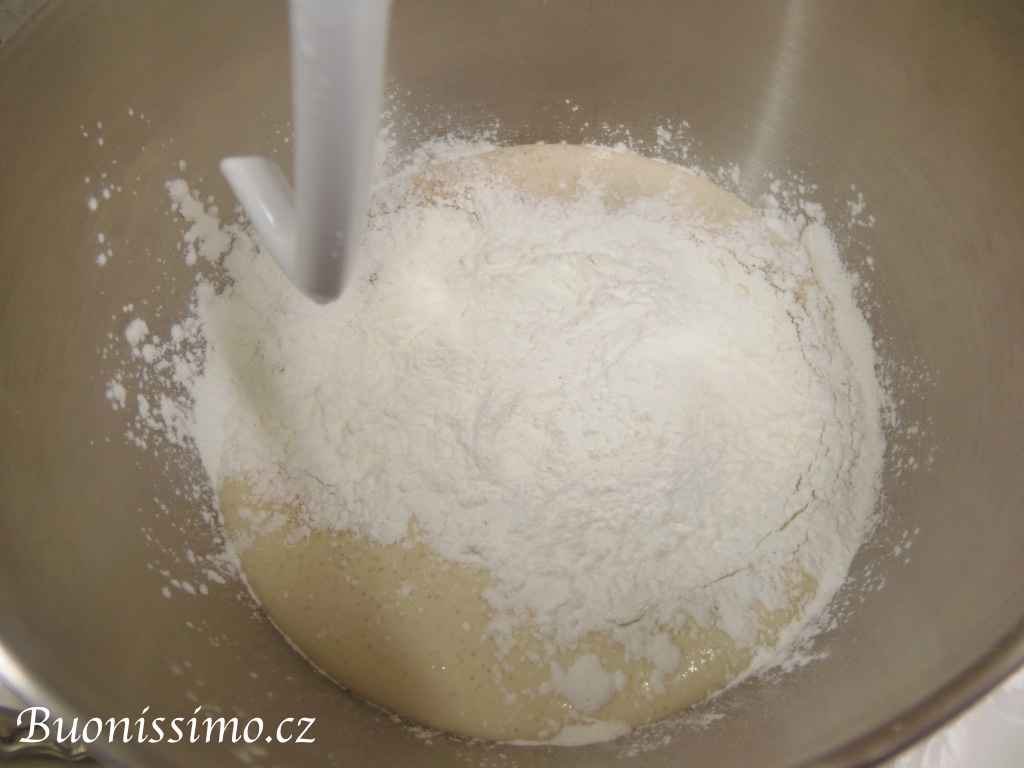 Špaldové muffiny s rebarborou a hořkou čokoládou