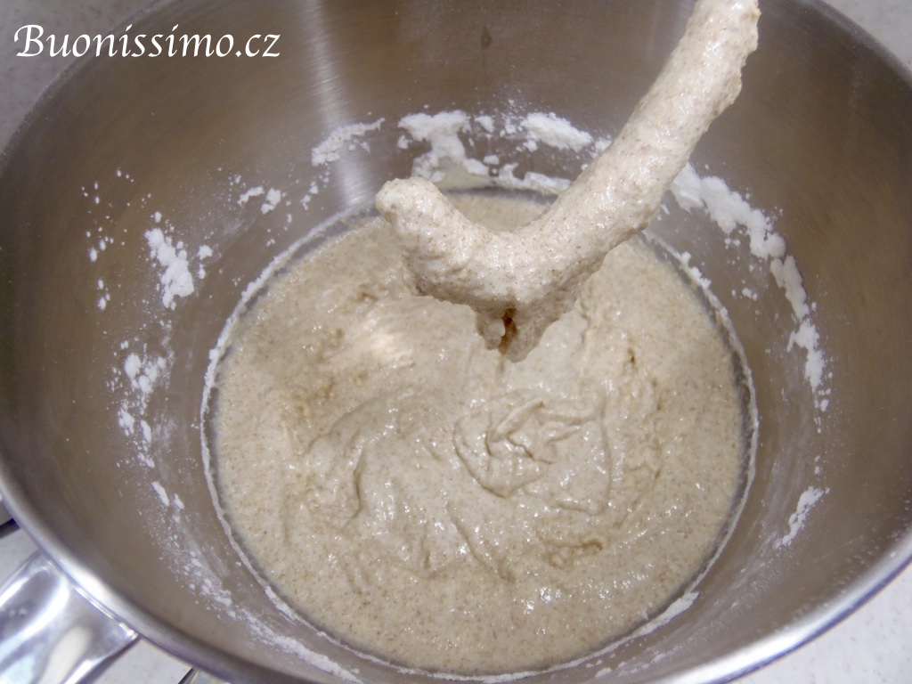 Špaldové muffiny s rebarborou a hořkou čokoládou