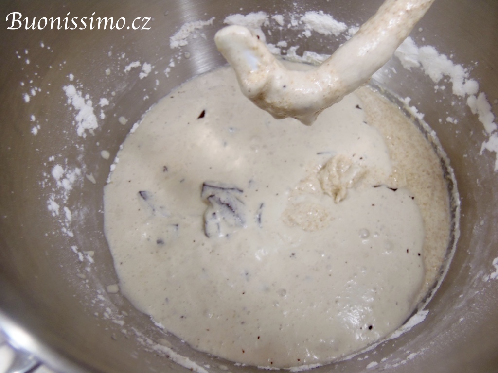 Špaldové muffiny s rebarborou a hořkou čokoládou