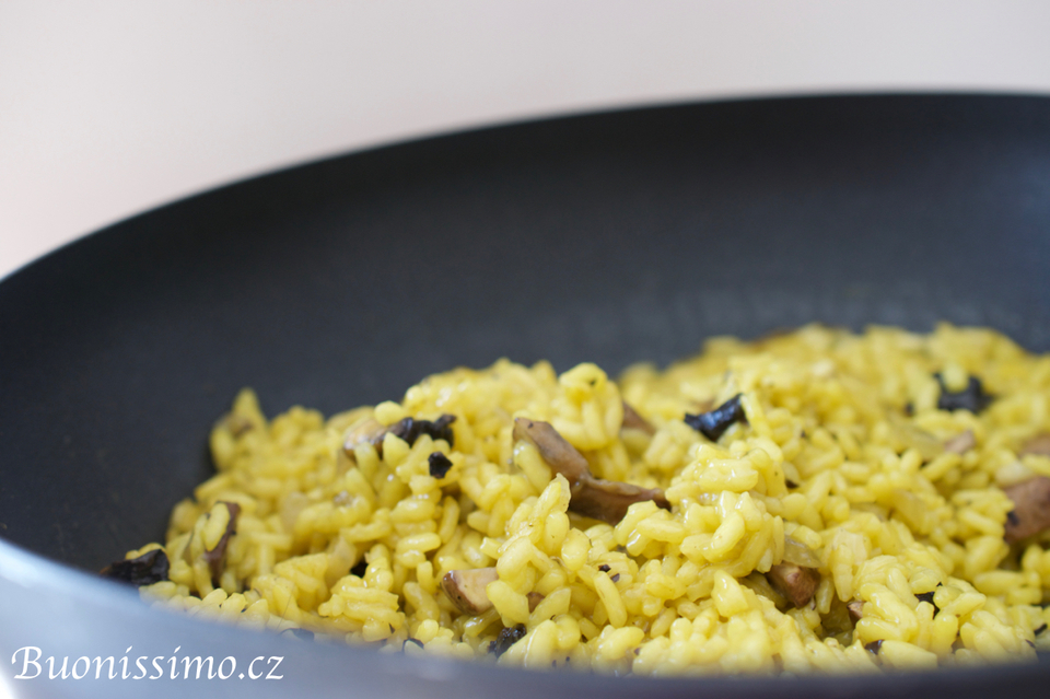 Šafránové rizoto s houbami