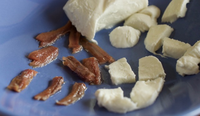 Dýňové květy s mozzarellou a ančovičkami
