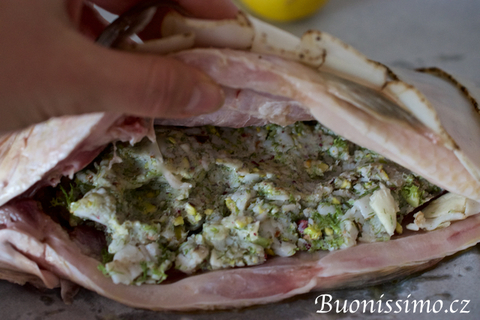Kapr „in porchetta“ s pistáciemi