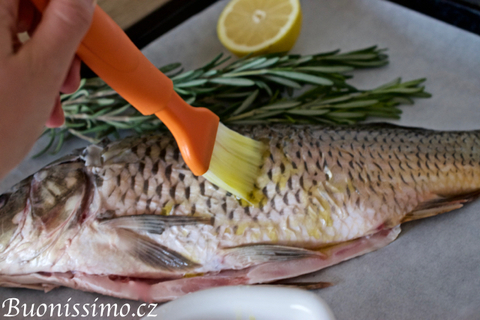 Kapr „in porchetta“ s pistáciemi